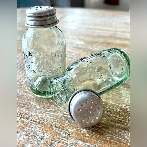 Mini glass mason jar salt & pepper shakers - Picture 1 of 3